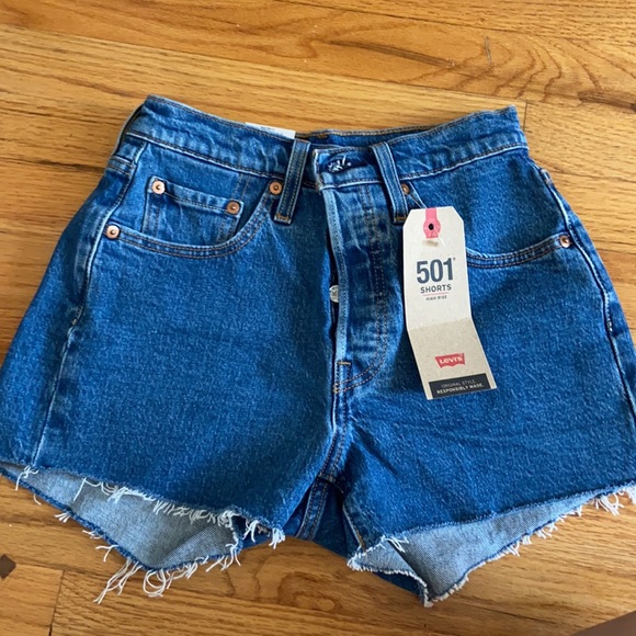 NEW WITH TAGS LEVIS JEAN SHORTS - Picture 2 of 3